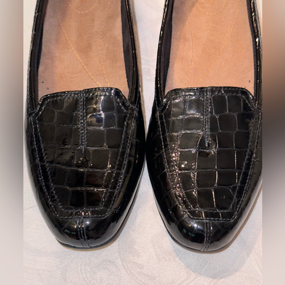 Clarks Everyday Croc Embossed
Patent Leather Loafers, NEW, Size 7.5 - Picture 13 of 16